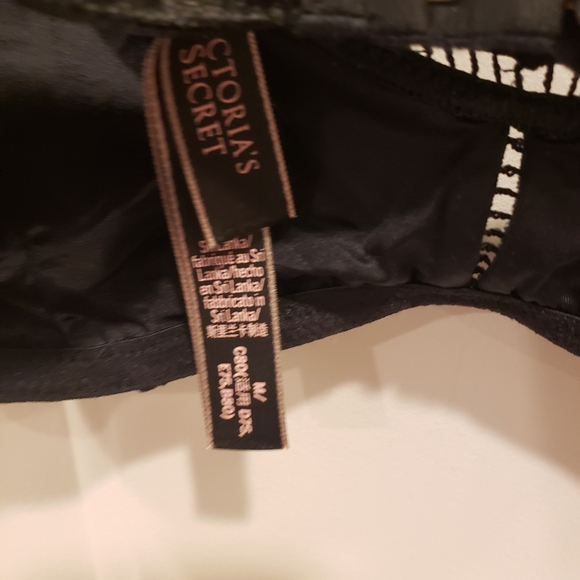 Victoria Secret lace and velvet bra - Picture 3 of 7